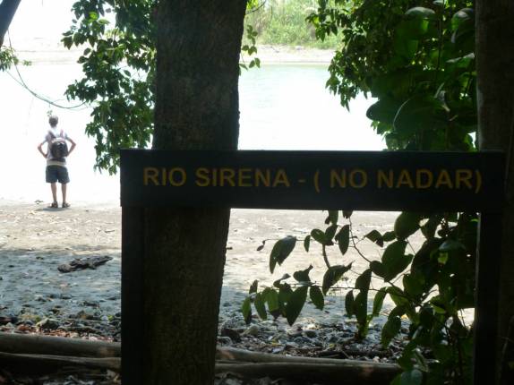 Rio Sirena, no Parque Nacional Corcovado, na Península de Osa, no sul da Costa Rica. O aviso é por causa dos tubarões e dos crocodilos!